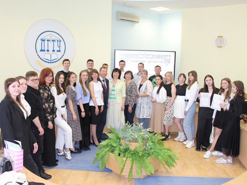 В День славянской письменности и культуры в шахтинском вузе размышляли о просвещающем и духовно согревающем русском слове