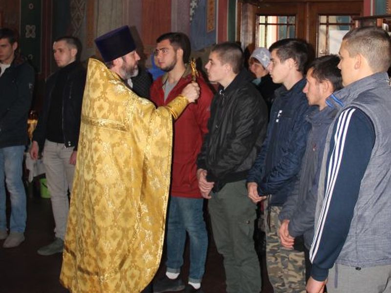Благочинный приходов Багаевского округа протоиерей Александр Маштанов в храме святителя Николая совершил молебен для призывников в Российскую Армию