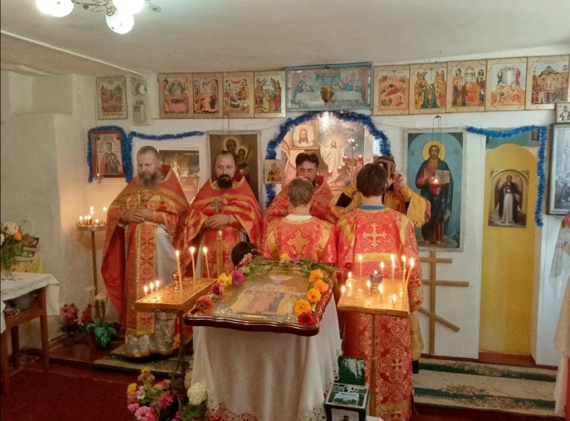В Преображенском храме села Лысогорка прошло соборное богослужение в день памяти царственных страстотерпцев