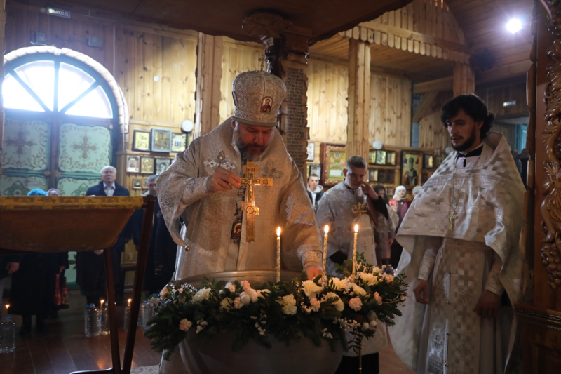 В навечерие Богоявления – Крещенский сочельник епископ Симон совершил богослужение в Никольском храме города Новошахтинска