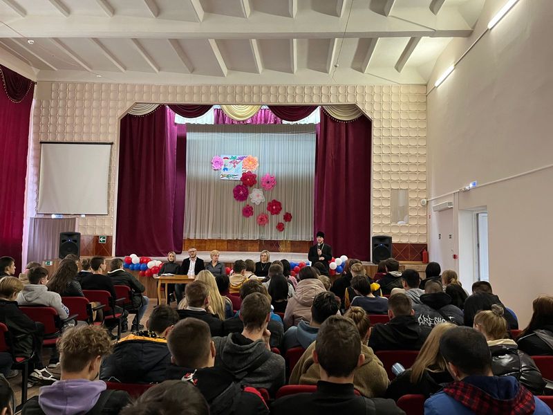 Благочинный Зверево-Никольского округа иерей Димитрий Дяур провел просветительскую беседу в торгово-промышленном техникуме им. Л.Б. Ермина г. Зверево