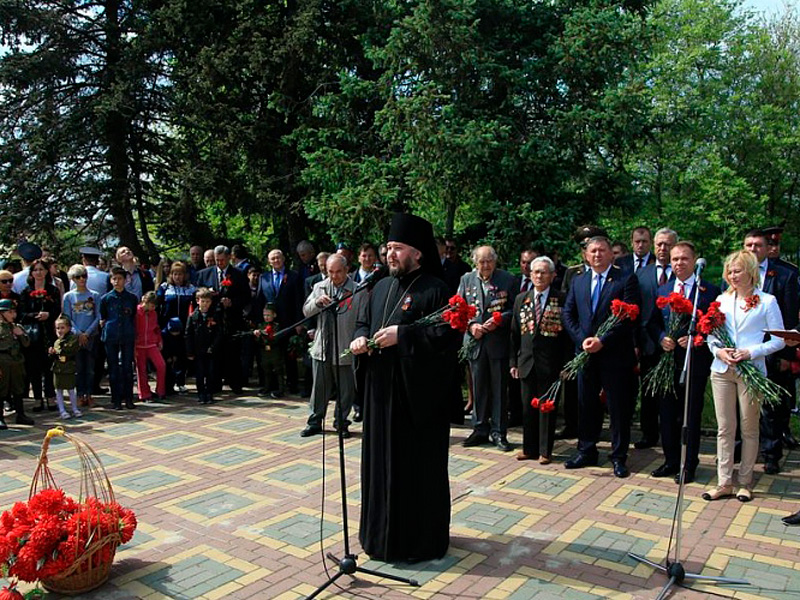 В День Победы у Вечного огня города Шахты «поклонились великим тем годам»