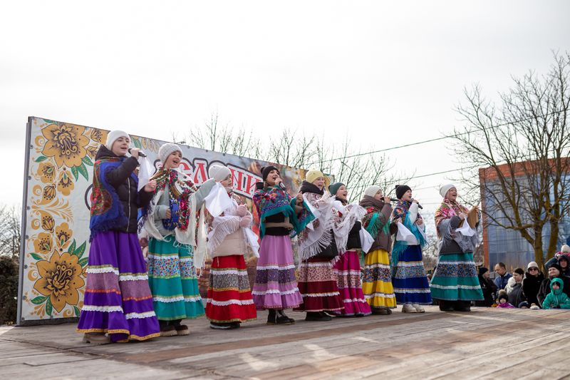 На соборной площади города Шахты весело отметили праздник Масленицы