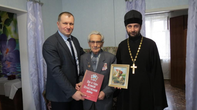 Протоиерей Сергий Яценко и представители Администрации г. Шахты посетили ветеранов Великой Отечественной войны