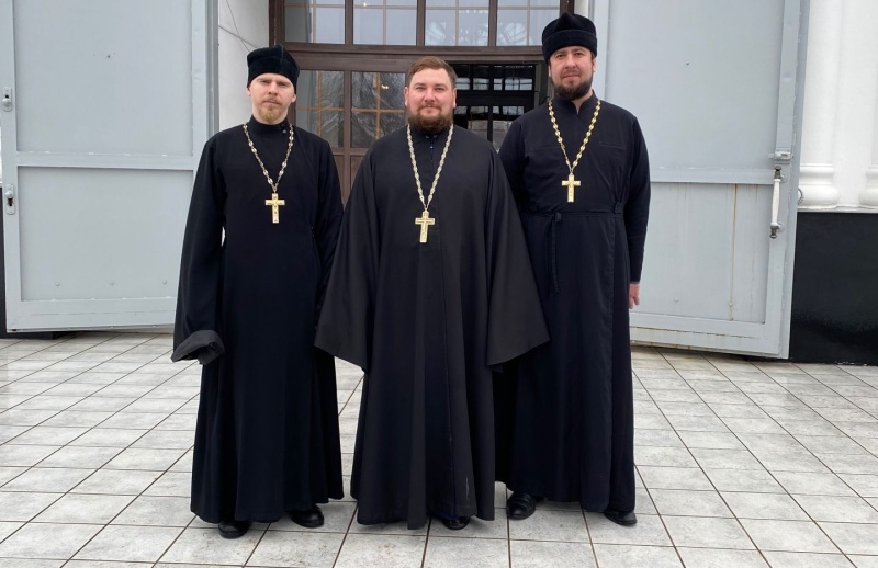 На территории Свято-Успенского архиерейского подворья города Донецка состоялось собрание духовенства Донецкого благочиния