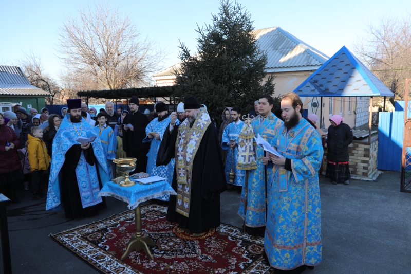 Преосвященнейший епископ Симон совершил чин освящения малой звонницы при храме Архистратига Михаила поселка Каменоломни