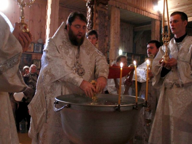 В навечерие Богоявления (Крещенский сочельник), епископ Игнатий совершил Божественную литургию Великую Вечерню и чин Великого освящения воды в Никольском храме г. Новошахтинска