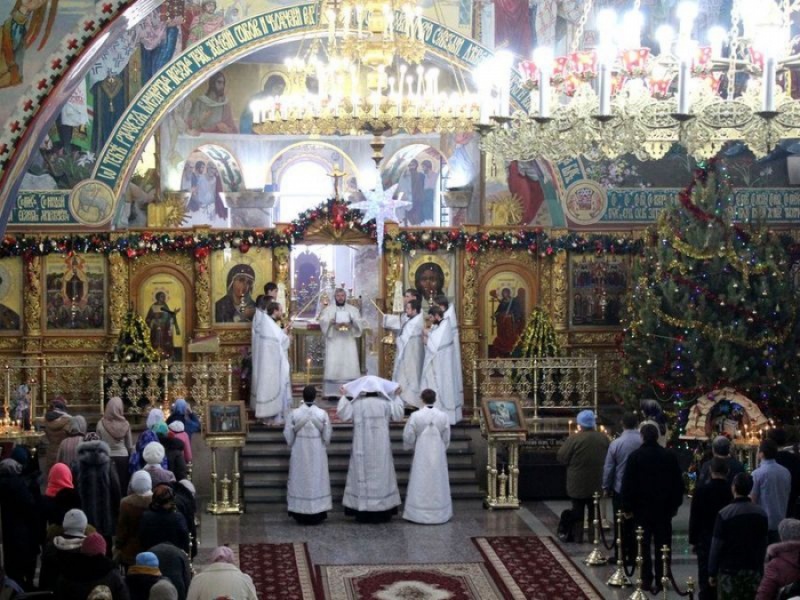 В Рождественский сочельник Преосвященнейший епископ Симон совершил Божественную литургию Василия Великого и иерейскую хиротонию в Покровском кафедральном соборе г. Шахты