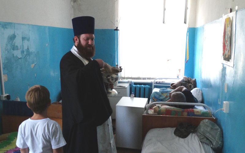 В день памяти великомученика Пантелеимона иерей Андрей Павленков посетил больничное отделение сестринского ухода