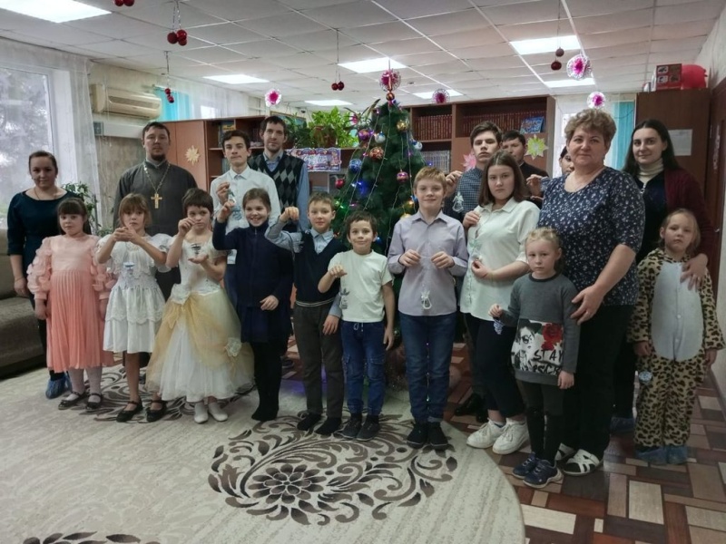 Священник и воспитанники воскресной школы поздравили подопечных Центра помощи детям хутора Калининский