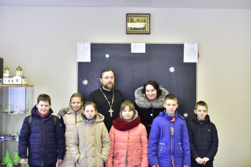 В храме Всех святых, в земле Русской просиявших, г. Каменск-Шахтинский протоиерей Виталий Крейдич провел экскурсию по храму и подворью для учащихся 5-го класса МБОУ СОШ N7