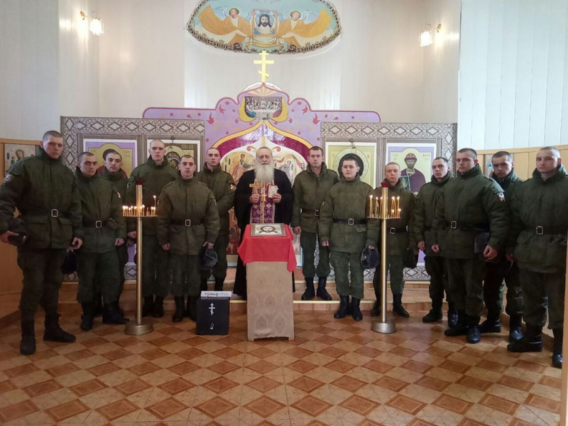 В День войск национальной гвардии России иеромонах Николай (Наметышев) поздравил военнослужащих и совершил вместе с ними молебен