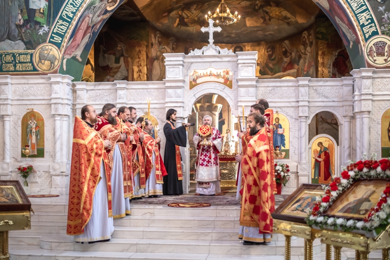 Соборным богослужением Преосвященнейший епископ Симон отметил день тезоименитства в Покровском кафедральном соборе города Шахты