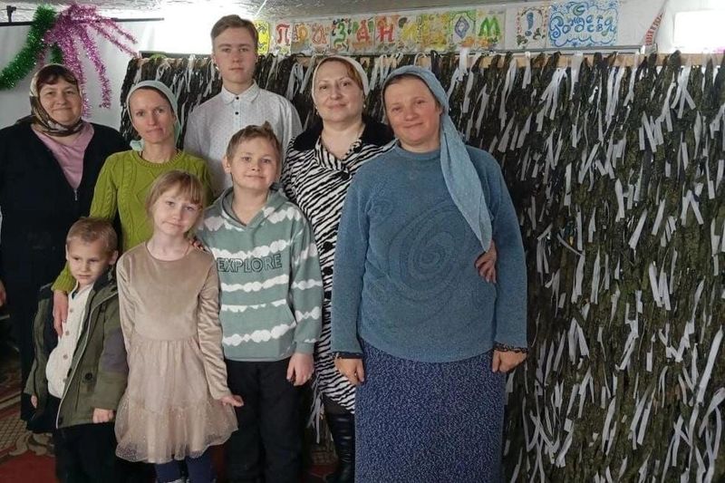 Труд и молитва в помощь армии: в храме посёлка Каменоломни плетут маскировочные сети