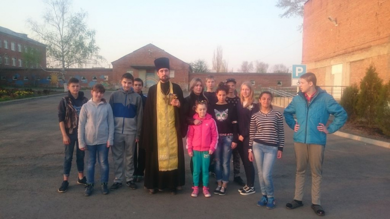 Иерей Иоанн Трофимов и помощник благочинного Александровск-Грушевского округа Лидия Кравцова встретились с воспитанниками Шахтинской специальной школы-интерната № 16