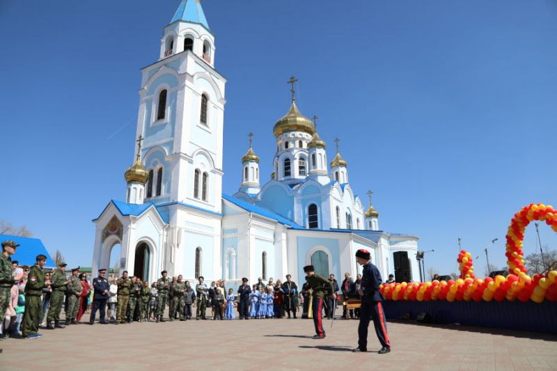 Пасхальный концерт состоялся на соборной площади Покровского кафедрального собора г. Шахты