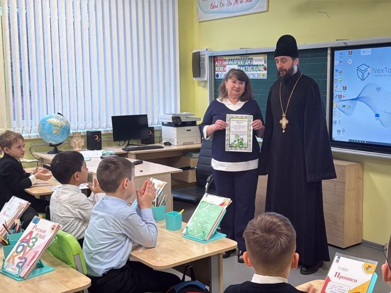 Благочинный Нижнедонского округа обсудил с гимназистами, кто такой настоящий герой