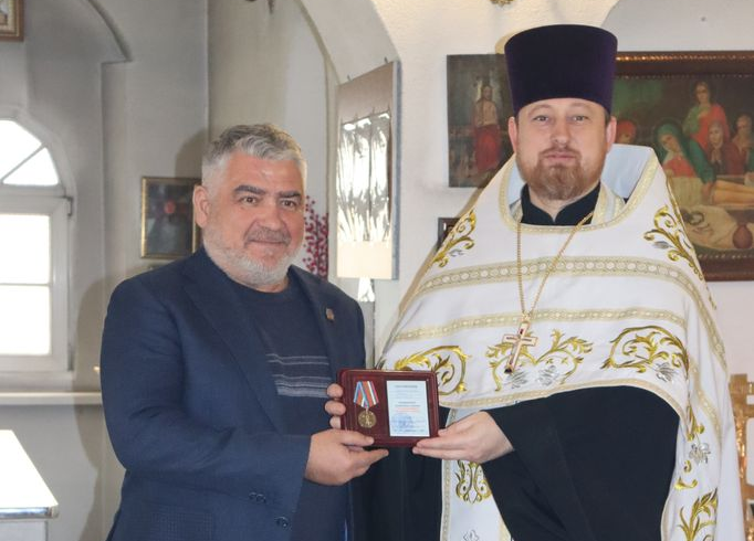 Памятным знаком «От благодарного Луганского народа» награждены протоиерей Роман Амплеев и его помощник Саханина И.В.
