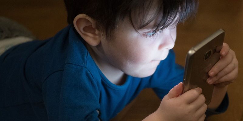 СМАРТФОН – РОДИТЕЛЬСКИЙ ПОМОЩНИК ИЛИ ИНСТРУМЕНТ ДЕГРАДАЦИИ РЕБЕНКА?