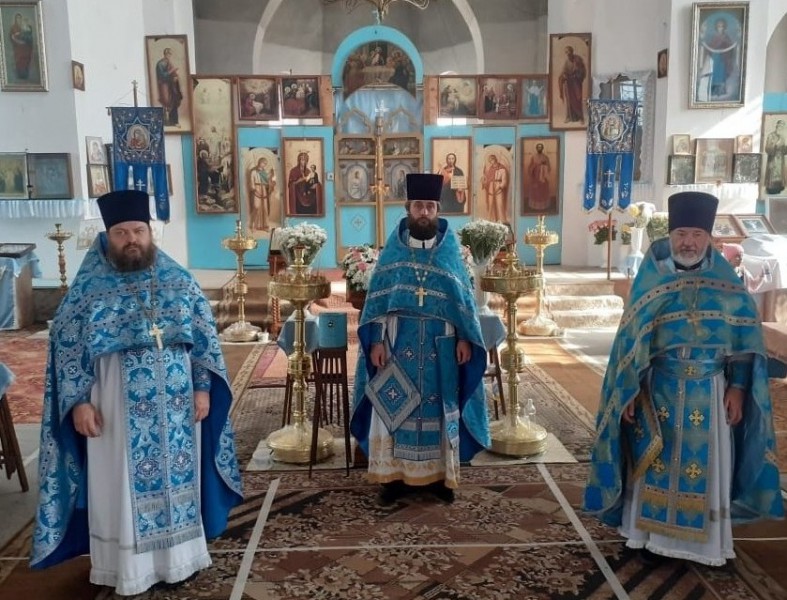 Торжественным богослужением отметили престольный праздник в Покровском храме станицы Кривянской