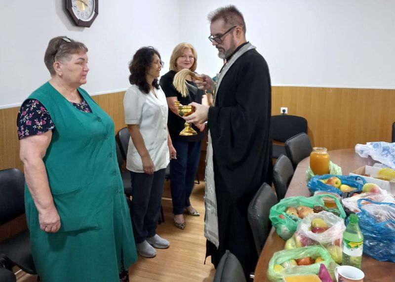 В праздник Преображения Господня иерей Евгений Поцелуев посетил онкологический диспансер