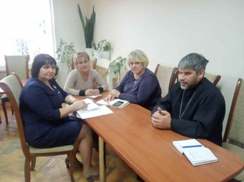 По инициативе иерея Сергия Столярова в Администрации Красносулинского района впервые состоялось заседание оргкомитета по вопросам организации фестиваля «Пасхальный перезвон»