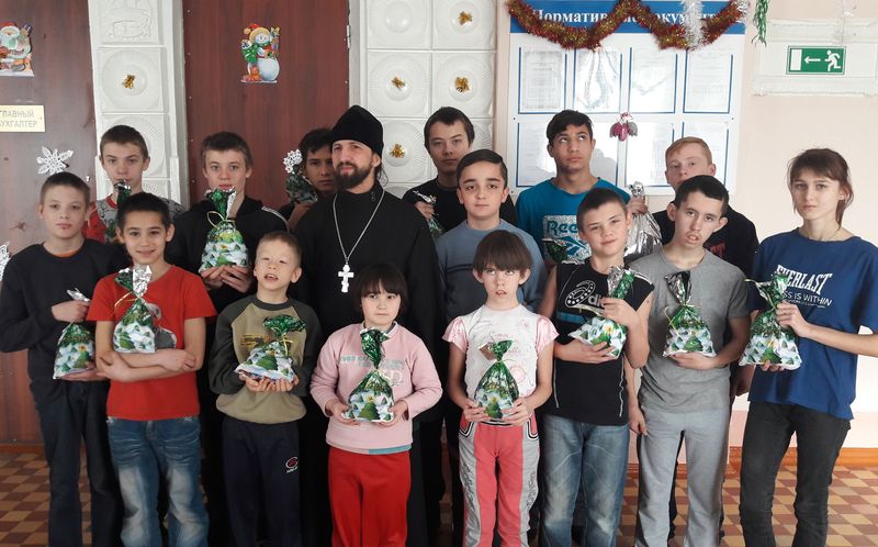 Со святыми днями Рождества иеромонах Арсений (Алимов) поздравил воспитанников школы-интерната Красного Сулина