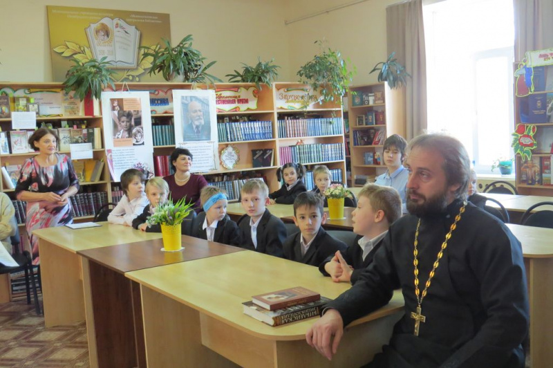 Протоиерей Сергий Яценко поздравил с Днем матери воспитанников приюта «Огонек» пос. Каменоломни
