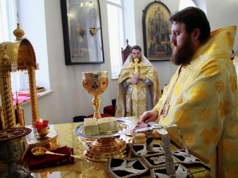 В Прощеное воскресенье епископ Игнатий совершил Литургию в Покровском кафедральном соборе г. Шахты