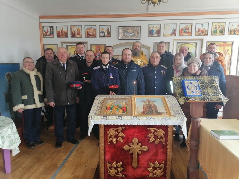 Молитва вместе с беженцами Донбасса и казаками совершена в храме святых Константина и Елены хутора Малая Каменка