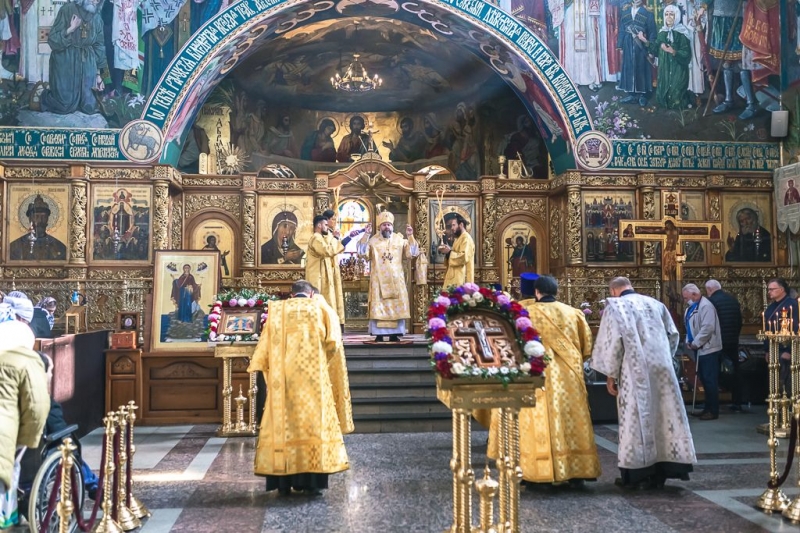 Епископ Шахтинский и Миллеровский Симон совершил воскресную Божественную литургию и диаконскую хиротонию в Покровском кафедральном соборе г. Шахты