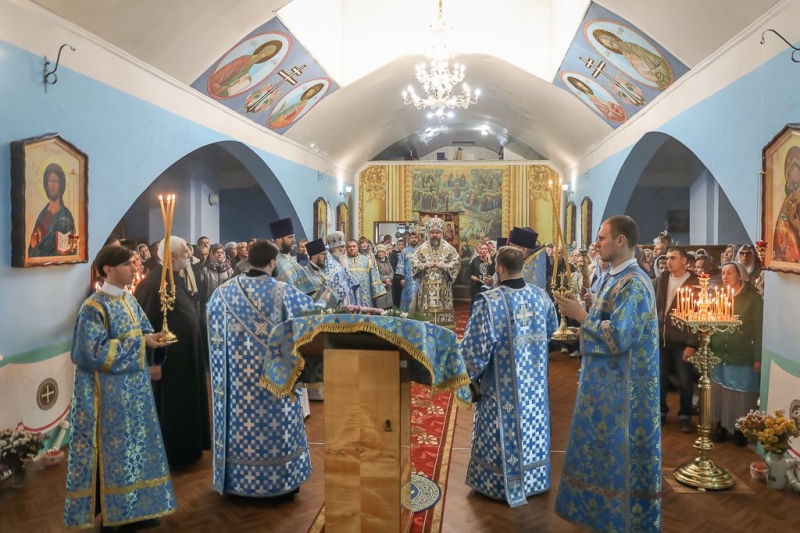 В престольный день Преосвященнейший епископ Симон совершил Божественную литургию в храме Казанской иконы Божией Матери города Гуково