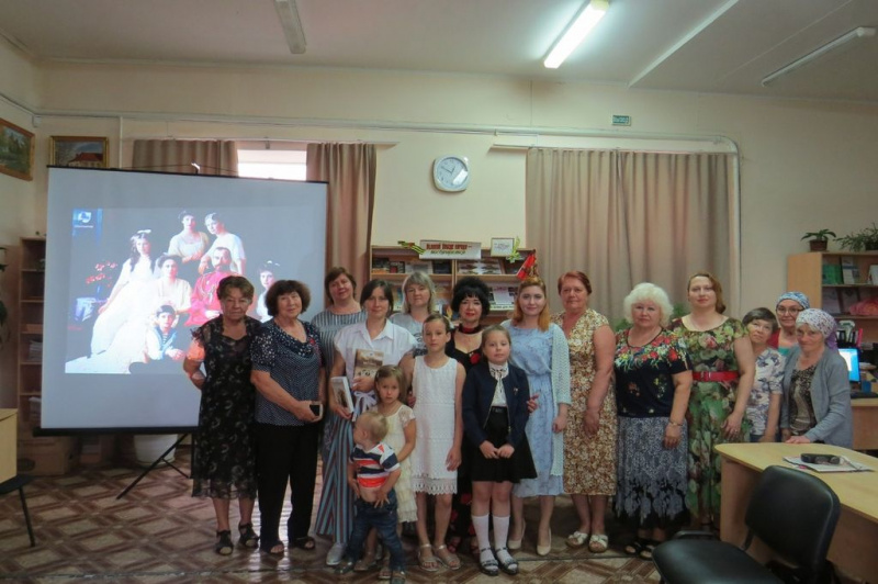 Встреча «Страницы жизни царской семьи» прошла в центральной районной библиотеке Нижнедонского благочиния. Вечер памяти святых царственных страстотерпцев посетили прихожане храма Архангела Михаила пос. Каменоломни