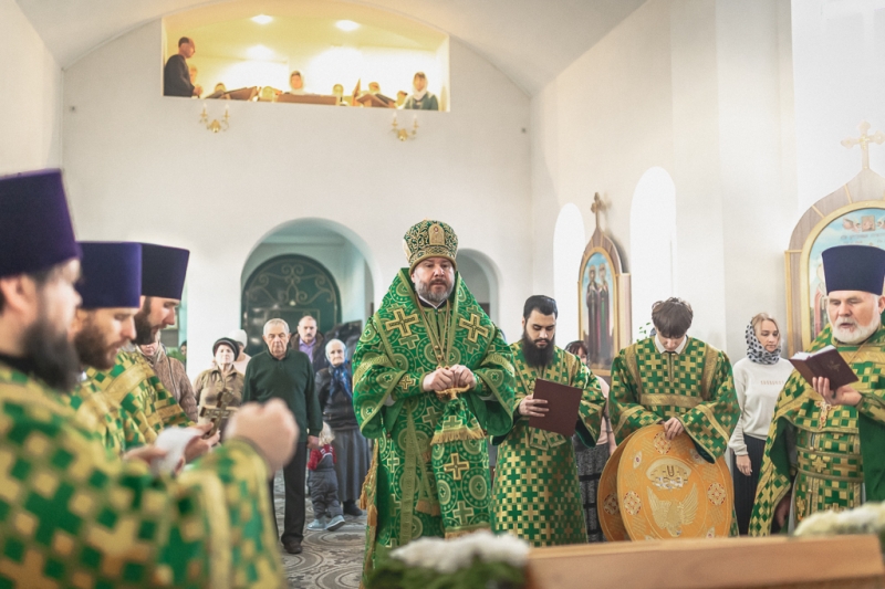 В престольный день Преосвященнейший епископ Симон совершил Божественную литургию в храме святого благоверного князя Александра Невского города Шахты