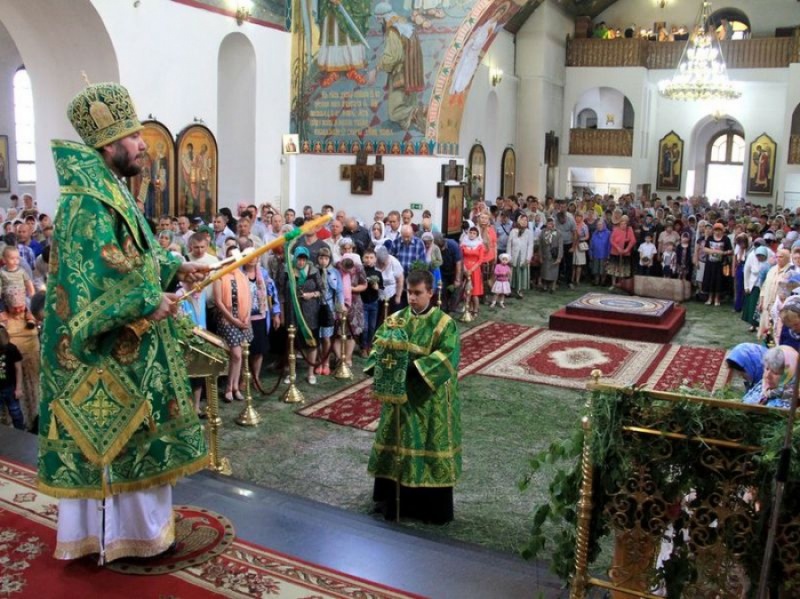 Праздничное архиерейское богослужение в день Святой Троицы состоялось в Покровском кафедральном соборе