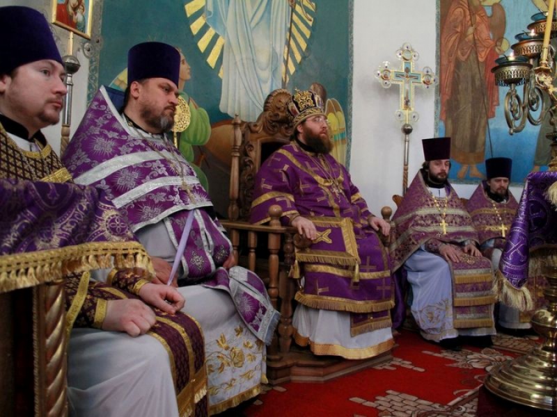 В субботу первой седмицы Великого поста, в день памяти святой блаженной Матроны Московской епископ Игнатий возглавил Божественную литургию в храме Архангела Михаила пос. Каменоломни