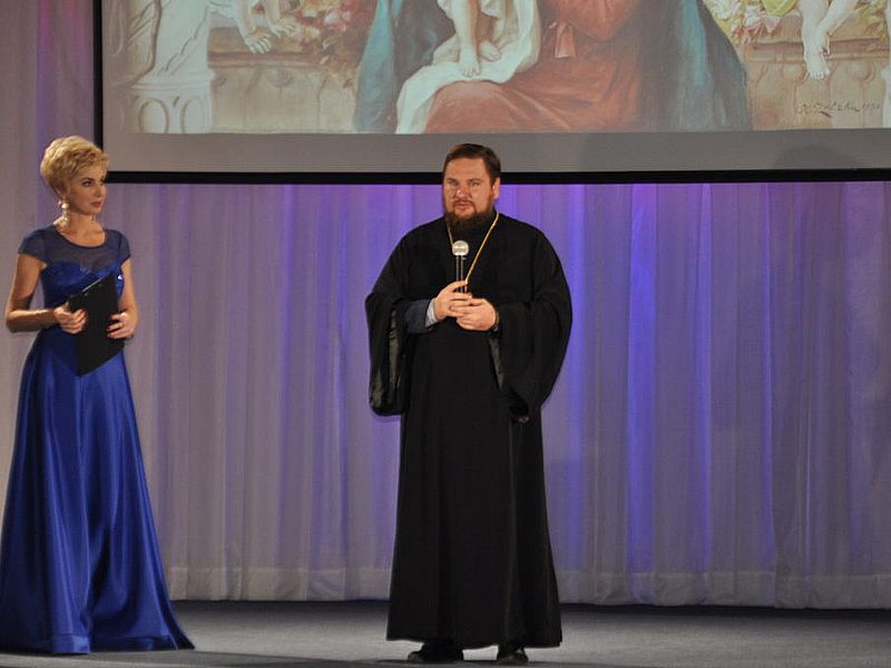 Благочинный приходов Донецкого округа принял участие в концерте, посвященному дню Матери