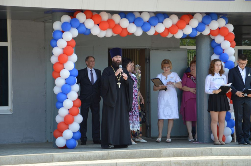 Благочинный Каменск-Шахтинского округа иерей Александр Теличкин принял участие в торжественном мероприятии в СОШ № 10 по случаю окончания учебного года