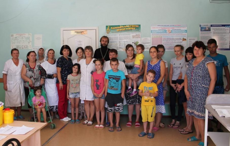 В рамках реализации благотворительного проекта «День добрых дел» детям, находящимся на лечении в центральной районной больнице п. Каменоломни, были подарены детские игрушки, собранные неравнодушными жителями поселения