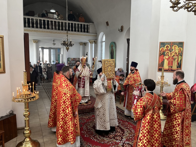 В субботу Светлой седмицы Преосвященнейший Симон совершил Божественную литургию и хиротонию во пресвитера   