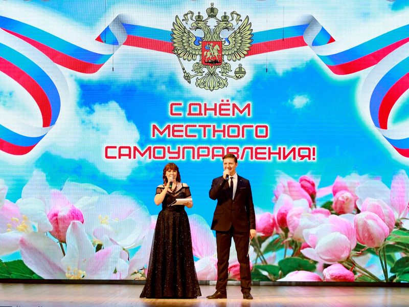 Благочинный приходов Нижнедонского округа поздравил муниципальных служащих с «Днём местного самоуправления»