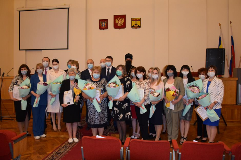 Протоиерей Сергий Яценко поздравил с профессиональным праздником социальных работников города Шахты