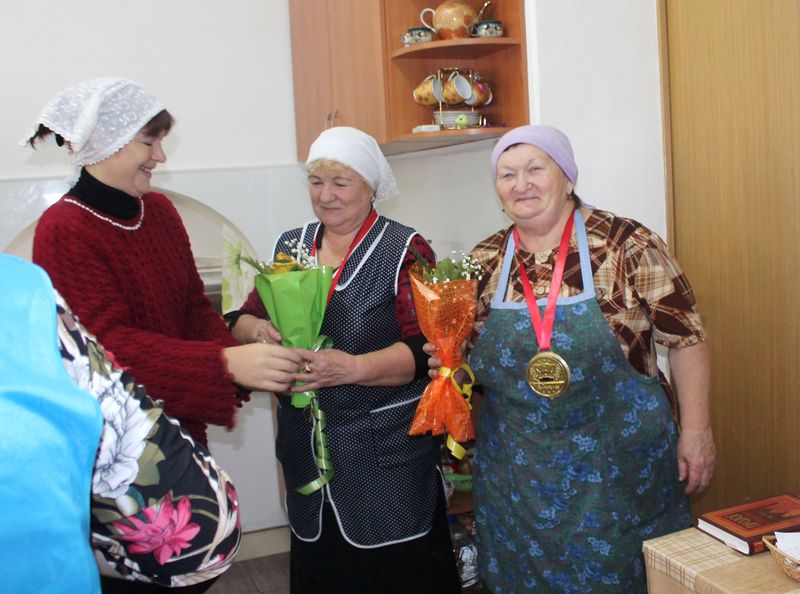 Настоятель храма великомученика и целителя Пантелеимона иерей Олег Бурлаков поздравил с профессиональным праздником поваров храма