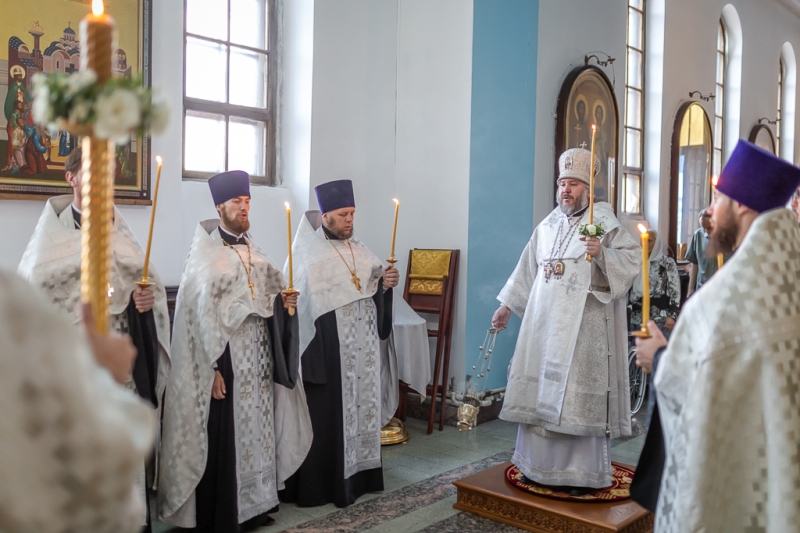 Накануне праздника Преображения Господня Преосвященнейший епископ Симон совершил всенощное бдение в Покровском кафедральном соборе