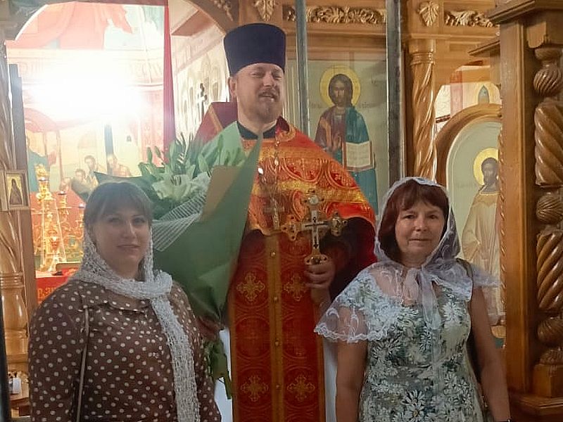 Поздравления с 20-летием диаконской хиротонии принял настоятель Донского храма протоиерей Роман Амплеев