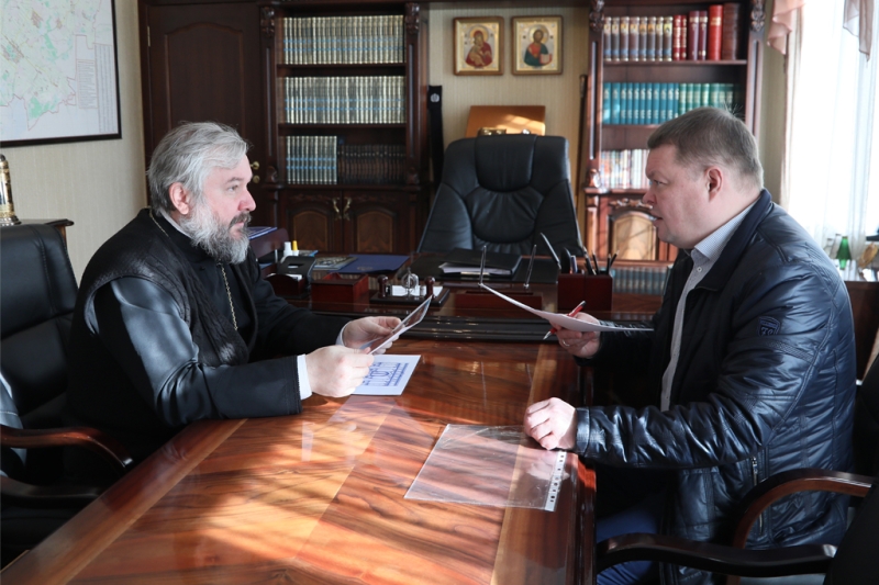 Преосвященнейший епископ Симон и глава Администрации города Донецка Р.В. Кураев провели рабочую встречу в Епархиальном управлении города Шахты