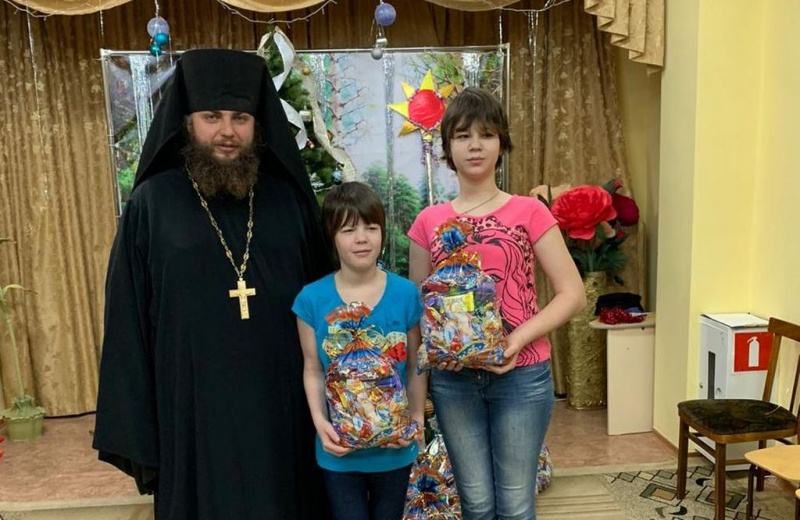 В великий и светлый праздник Рождества Христова иеромонах Варнава (Максименко) посетил детей Центра помощи детям «Огонек»