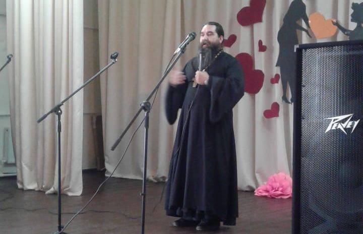 Иерей Андрей Коршунов поздравил с Днем матери жителей сл. Колушкино