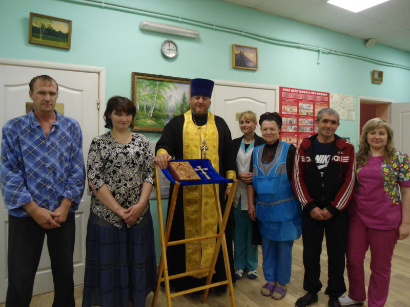 В Международный день борьбы протоиерей Вячеслав Лавлинский исповедовал пациентов наркологического отделения больницы № 2 г. Каменск-Шахтинский