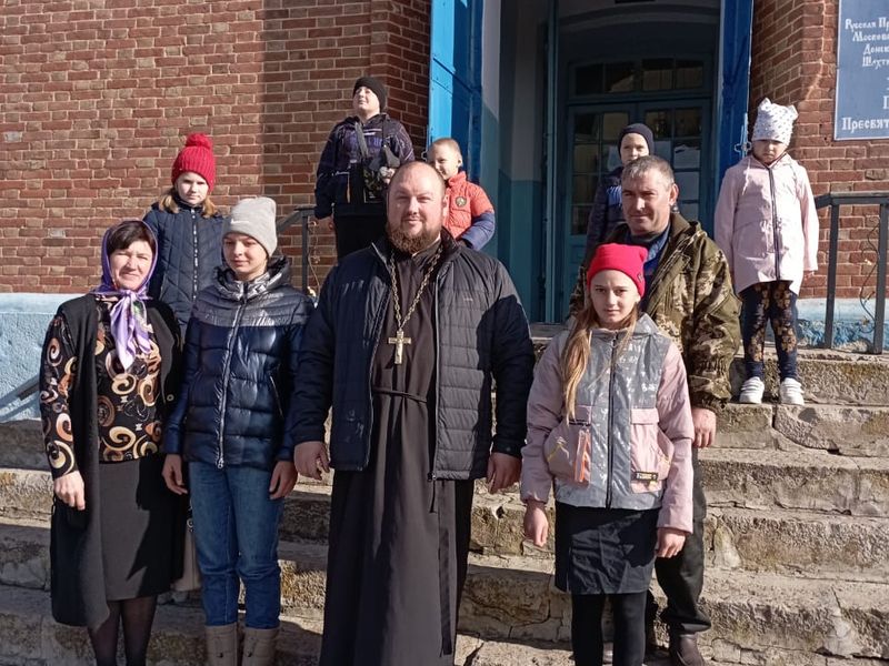 Волонтеры, вместе с детьми, посетили храм Покрова Пресвятой Богородицы